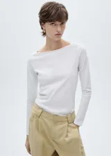 Camiseta blanca de manga larga con cuello barco.