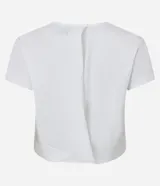 Blusa cropped color gris claro, de corte boxy, cuello redondo y mangas cortas. Presenta abertura en la espalda. Confeccionada en algodón más sostenible.