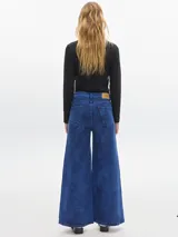 Pantalón de jean azul de pierna ancha, tiro medio-alto y lavado gastado.