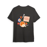 Remera negra de algodón con estampado en la espalda de una pizza entera, porciones de pizza, ingredientes y utensilios de cocina.