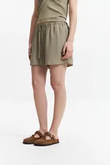 Short color verde oliva de poliéster con cintura elastizada y cordón ajustable.