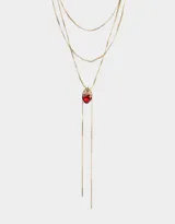 Collar largo multicadena dorada con dije de corazón rojo con strass y cierre de mosquetón.