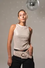 Musculosa de fiesta con lentejuelas en la parte frontal y tejido de morley en la parte trasera.