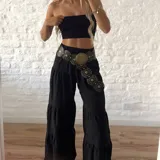 Pantalón negro de tiro alto con elástico en la cintura y corte palazzo.
