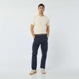 Camiseta color blanco hueso de tejido seersucker con cuello redondo y mangas cortas.