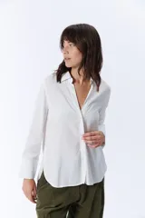 Camisa manga larga color crudo, de corte clásico y estilo laboral.