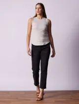Musculosa color gris claro, de modal elastizado con cuello a la base y corte ajustado.
