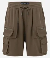 Bermuda masculina de algodón y poliéster, color marrón oliva, con cintura ajustable mediante cordón, pliegues frontales y múltiples bolsillos cargo con cierres metálicos.