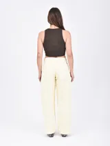 Pantalón de jean color crema, de corte recto y tiro alto.