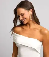 Blusa corta de jersey color blanco, con escote asimétrico de hombro único y canesú plegado en el busto.