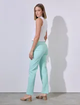 Pantalón en gabardina elastizada color naranja, con pretina ancha y faja interna modeladora, diseño recto y costura frontal pespunteada.