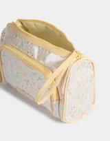 Portacosméticos estampado con bolsillo frontal y correa lateral. Tiene tag de cuerina y forro interior.