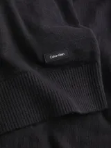 Sweater negro de tejido de punto con textura slub, cuello redondo y logo de goma de Calvin Klein en el bajo.