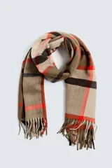 Bufanda rectangular con estampado a cuadros en tonos beige, marrón, negro y naranja. Terminaciones con flecos.