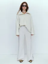 Sweater de corte oversized color verde militar, con textura acolchada y cierre en el cuello.