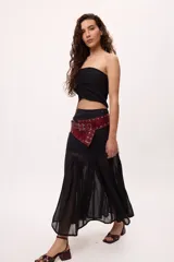 Falda larga marrón con transparencias y goudets que generan más vuelo.