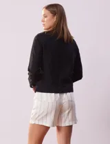 Campera de algodón negra, marca Baccini, con abertura central con cierre y bolsillos delanteros.