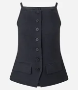 Chaleco femenino de sastrería color negro, con breteles finos y cierre frontal de botones. Diseño alargado con bolsillos falsos en la parte inferior.