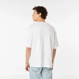 Remera blanca de algodón con cuello redondo y corte clásico.