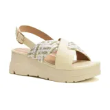 Sandalias color beige con plataforma y tiras cruzadas, una lisa y otra tejida en tonos beige, blanco y dorado.