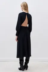 Vestido midi negro de viscosa, con escote redondo, espalda descubierta, mangas largas y frunces en cintura y cuello.