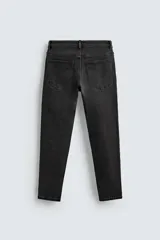 Pantalón de jean azul oscuro, corte skinny, largo cropped y efecto lavado.