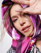 Pañuelo cuadrado de satén estampado con diseño geométrico en tonos rosa, violeta, blanco, amarillo y marrón.