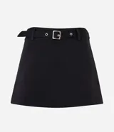 Short pollera negro de sastrería con trabillas en la cintura y cinturón con hebilla metálica cuadrada.