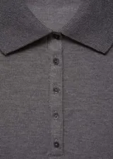 Polo gris de tejido de punto con cuello clásico, cierre de botones y mangas largas.
