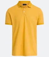 Polo de manga corta color amarillo, confeccionada en tejido de piqué con cuello clásico y tapeta de dos botones. Presenta ribetes blancos en cuello y mangas.