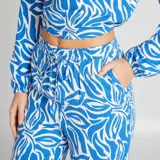 Pantalón de mujer con estampado abstracto en tonos azul y blanco.