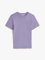 Remera de algodón color lila con cuello redondo y corte slim fit. Logo de Tommy Hilfiger bordado en el pecho.
