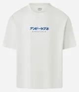 Remera oversize blanca de algodón con cuello redondo y mangas cortas. Estampa lettering "Unbeatable" en azul en el frente.