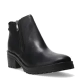 Botas de cuero negro con caña baja, cierre lateral y taco cuadrado.