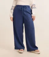 Pantalón largo de lino color azul con corte palazzo, cintura alta con elástico y cinturón de cordón ajustable.