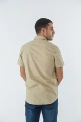 Camisa de hombre de algodón color beige con estampado de hojas, corte slim, manga corta, cartera abotonada y logo bordado.