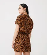 Mono corto de viscosa color marrón con estampado de jaguar, cuello camisero en V, mangas cortas y bolsillos delanteros.