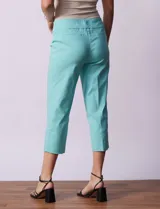 Pantalón capri verde esmeralda de gabardina elastizada, marca Zac & Reachel. Tiene pretina ancha elastizada y bolsillos simulados en la parte delantera y trasera.