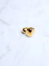 Anillo dorado con diseño irregular y forma orgánica.
