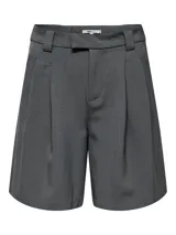 Bermudas grises de tiro medio con cierre combinado, pliegues y pasadores para cinturón.