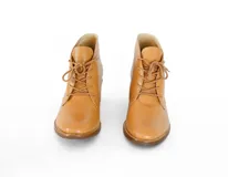 Botas acordonadas color camel con textura simil piel de reptil, taco de madera y punta fina.