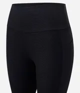 Calza legging negra de microfibra con textura y bolsillos laterales.