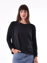 Remera negra de manga larga con cuello redondo.