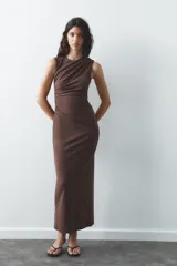 Vestido midi marrón de tejido de punto, con cuello redondo, sin mangas, drapeado en el lateral y abertura en la espalda.