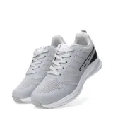 Championes grises con detalles en negro y blanco, con cordones y suela blanca.