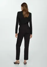 Pantalón de vestir azul marino, de corte recto, con bolsillos laterales y traseros.