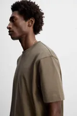 Camiseta color verde militar, de corte cuadrado y tejido de algodón pesado.