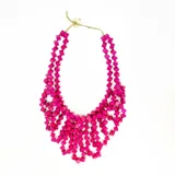 Collar corto de resina con cuentas en forma de cubitos color fucsia, con cierre regulable.