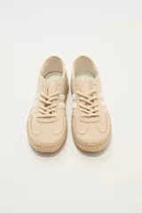 Zapatillas bajas color marrón con cordones y suela de yute.