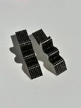 Aros colgantes con forma de cinta ondulada, color azul eléctrico, con apliques de strass.